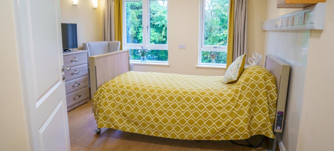 A newly decorated bright bedroom with single bed 